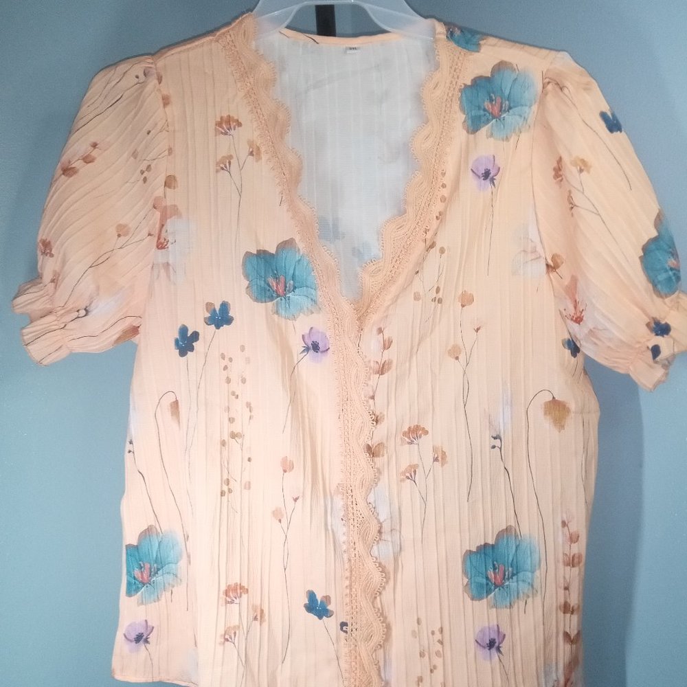 SIZE XXL - Peach floral short sleeve blouse with ruffle lines